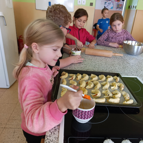 Reportážní foto 2.A, B, C - Připravujeme se na sv. Martina (pečeme rohlíčky a tvoříme v ŠD)