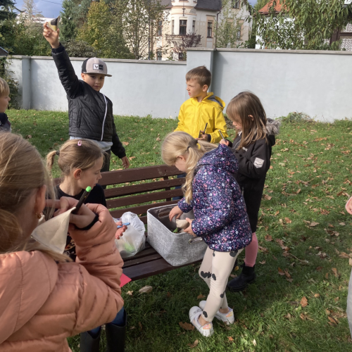 Reportážní foto ŠD 2.A, B, C - Den hudby - vyrábíme přírodní hudební nástroje