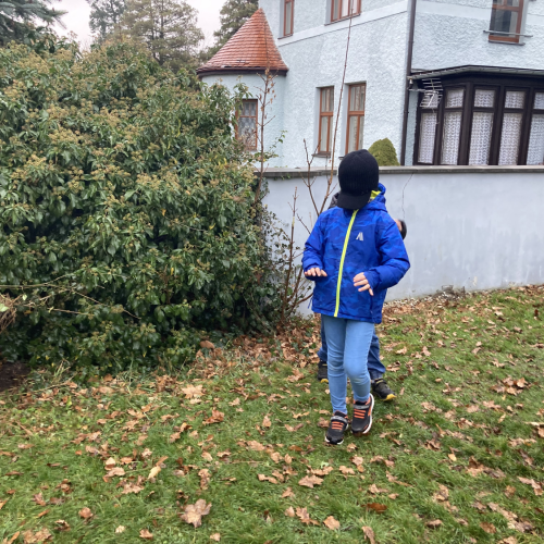 Reportážní foto 2.A, B, C - Den nevidomých - stezka (vodíme se ve dvojicích)