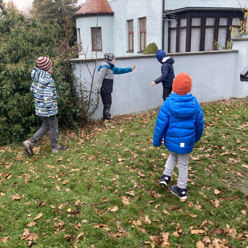 Reportážní foto 2.A, B, C - Den nevidomých - stezka (vodíme se ve dvojicích)