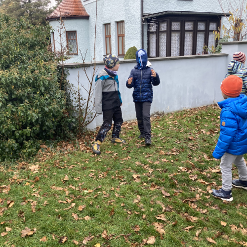 Reportážní foto 2.A, B, C - Den nevidomých - stezka (vodíme se ve dvojicích)