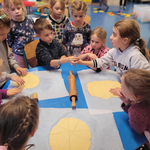 Pečeme Svatomartinské rohlíčky a užíváme si pobytu venku ŠD 1.A a 1.B